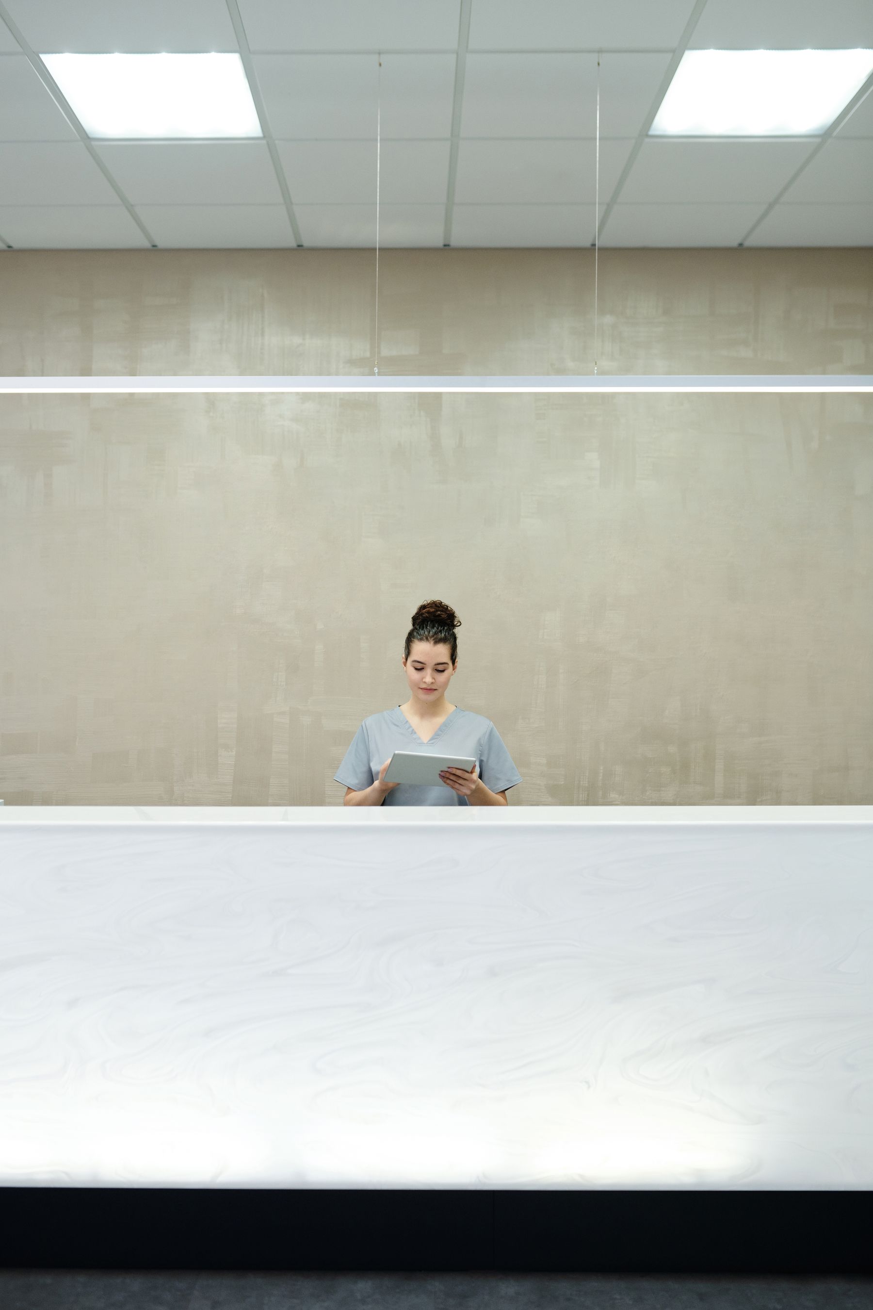 Responsables examinant un plan de qualité facility
